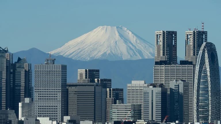 富士山、「入山料」４０００円を徴収へ　オーバーツーリズムとのバランスを模索