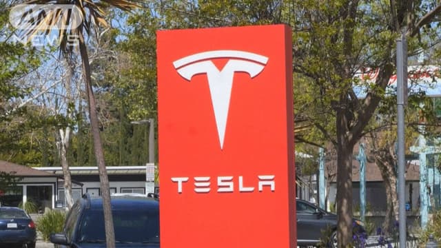 <ruby ><rb>テスラ</rb><rt></rt></ruby>、<ruby ><rb><span class="unknown" word="中国">中国</span></rb><rt>ちゅうごく</rt></ruby>で<ruby ><rb><span class="jlpt-n5" word="新しい">新</rb><rt>あたら</rt></ruby>しい</span><ruby ><rb><span class="jlpt-n5" word="車">車</span></rb><rt>くるま</rt></ruby>の<ruby ><rb><span class="jlpt-n3" word="注文">注文</span></rb><rt>ちゅうもん</rt></ruby>を<ruby ><rb><span class="jlpt-n4" word="止める">止</rb><rt>と</rt></ruby>める</span>