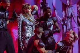 BLACKPINKリサの特別な衣装を作ったデザイナーの話