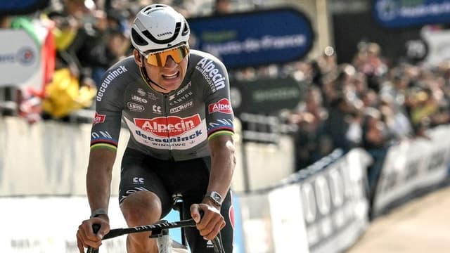 <ruby ><rb><span class="jlpt-n5" word="自転車">自転車</span></rb><rt>じてんしゃ</rt></ruby><span class="jlpt-n1" word="レース">レース</span><ruby ><rb><span class="jlpt-n5" word="中">中</span></rb><rt>ちゅう</rt></ruby>に<ruby ><rb><span class="jlpt-n3" word="観客">観客</span></rb><rt>かんきゃく</rt></ruby>がボトルを<ruby ><rb>投</rb><rt>な</rt></ruby>げ、<ruby ><rb><span class="jlpt-n3" word="選手">選手</span></rb><rt>せんしゅ</rt></ruby>が<ruby ><rb><span class="jlpt-n4" word="警察">警察</span></rb><rt>けいさつ</rt></ruby>に<ruby ><rb><span class="jlpt-n3" word="報告">報告</span></rb><rt>ほうこく</rt></ruby>