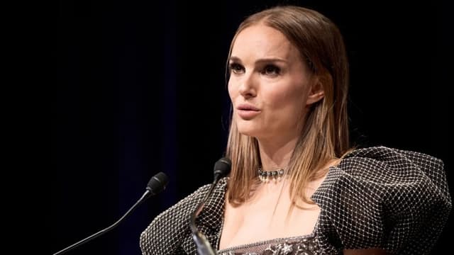 ナタリー・ポートマン、<ruby ><rb><span class="unknown" word="子役">子役</span></rb><rt>こやく</rt></ruby><ruby ><rb><span class="jlpt-n4" word="時代">時代</span></rb><rt>じだい</rt></ruby>の<ruby ><rb><span class="jlpt-n3" word="経験">経験</span></rb><rt>けいけん</rt></ruby>を<ruby ><rb><span class="jlpt-n3" word="語る">語</rb><rt>かた</rt></ruby>る</span>