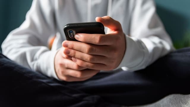 <ruby ><rb><span class="jlpt-n4" word="アメリカ">アメリカ</span></rb><rt>アメリカ</rt></ruby>の１０<ruby ><rb><span class="jlpt-n1" word="代">代</span></rb><rt>だい</rt></ruby>の<ruby ><rb><span class="jlpt-n5" word="半分">半分</span></rb><rt>はんぶん</rt></ruby>が「ソーシャルメディアはよくない」と<ruby ><rb><span class="jlpt-n4" word="思う">思</rb><rt>おも</rt></ruby>う</span>