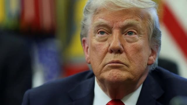 <span class="jlpt-n3" word="トランプ">トランプ</span><ruby ><rb><span class="jlpt-n3" word="大統領">大統領</span></rb><rt>だいとうりょう</rt></ruby>、<ruby ><rb><span class="jlpt-n4" word="経済">経済</span></rb><rt>けいざい</rt></ruby>の<ruby ><rb><span class="jlpt-n3" word="人気">人気</span></rb><rt>にんき</rt></ruby>が<ruby ><rb>下</rb><rt>さ</rt></ruby>がりＦＯＸ<span class="jlpt-n5" word="ニュース">ニュース</span>を<ruby ><rb>強</rb><rt>つよ</rt></ruby>く<ruby ><rb><span class="jlpt-n3" word="批判">批判</span></rb><rt>ひはん</rt></ruby>