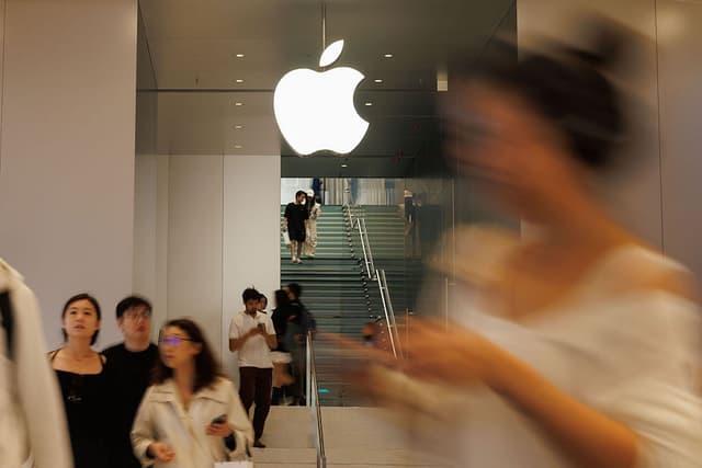 <ruby ><rb><span class="jlpt-n4" word="世界">世界</span></rb><rt>せかい</rt></ruby>の<span class="jlpt-n4" word="パソコン">パソコン</span><ruby ><rb><span class="jlpt-n3" word="市場">市場</span></rb><rt>しじょう</rt></ruby>、<ruby ><rb><span class="jlpt-n1" word="関税">関税</span></rb><rt>かんぜい</rt></ruby><ruby ><rb><span class="jlpt-n5" word="前">前</span></rb><rt>まえ</rt></ruby>に<ruby ><rb><span class="jlpt-n5" word="買う">買</rb><rt>か</rt></ruby>う</span><ruby ><rb><span class="jlpt-n5" word="人">人</span></rb><rt>ひと</rt></ruby>が<ruby ><rb><span class="jlpt-n4" word="増える">増</rb><rt>ふ</rt></ruby>える</span>