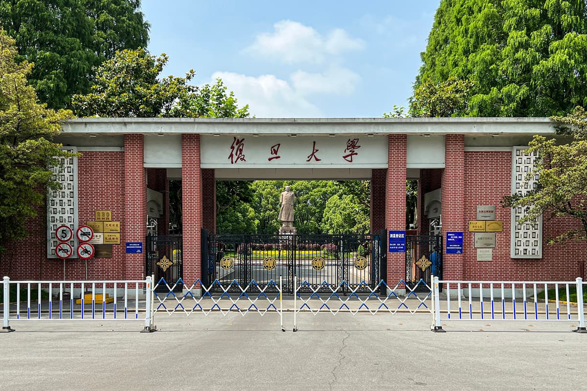 中国の電気自動車バッテリー会社の社長、大学に大きなお金をあげる