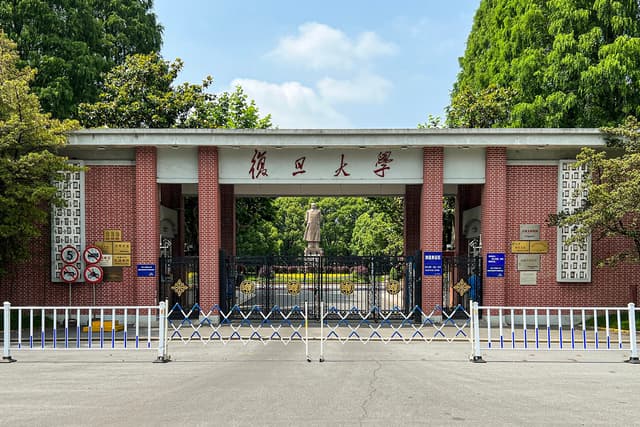 <ruby ><rb><span class="unknown" word="中国">中国</span></rb><rt>ちゅうごく</rt></ruby>の<ruby ><rb><span class="jlpt-n5" word="電気">電気</span><span class="jlpt-n5" word="自動車">自動車</span></rb><rt>でんきじどうしゃ</rt></ruby>バッテリー<ruby ><rb><span class="jlpt-n5" word="会社">会社</span></rb><rt>かいしゃ</rt></ruby>の<ruby ><rb><span class="jlpt-n4" word="社長">社長</span></rb><rt>しゃちょう</rt></ruby>、<ruby ><rb><span class="jlpt-n5" word="大学">大学</span></rb><rt>だいがく</rt></ruby>に<ruby ><rb><span class="jlpt-n5" word="大きな">大</rb><rt>おお</rt></ruby>きな</span><span class="jlpt-n5" word="お金">お<ruby ><rb>金</span></rb><rt>かね</rt></ruby>を<span class="jlpt-n4" word="あげる">あげる</span>