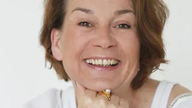 ドイツの<ruby ><rb><span class="jlpt-n5" word="有名">有名</span></rb><rt>ゆうめい</rt></ruby>な<ruby ><rb><span class="jlpt-n3" word="作家">作家</span></rb><rt>さっか</rt></ruby>、<ruby ><rb>家</rb><rt>いえ</rt></ruby>で<ruby ><rb><span class="jlpt-n4" word="亡くなる">亡</rb><rt>な</rt></ruby>くなる</span>　<ruby ><rb><span class="jlpt-n4" word="警察">警察</span></rb><rt>けいさつ</rt></ruby>が<ruby ><rb><span class="jlpt-n4" word="調べる">調</rb><rt>しら</rt></ruby>べる</span>