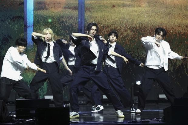 Kポップが<ruby ><rb><span class="unknown" word="中国">中国</span></rb><rt>ちゅうごく</rt></ruby>で<ruby ><rb>9<span class="jlpt-n5" word="年">年</span></rb><rt>きゅうねん</rt></ruby>ぶりに<span class="jlpt-n4" word="コンサート">コンサート</span>