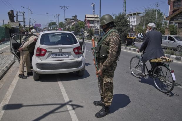 インド、パキスタンのひこうきをとめる