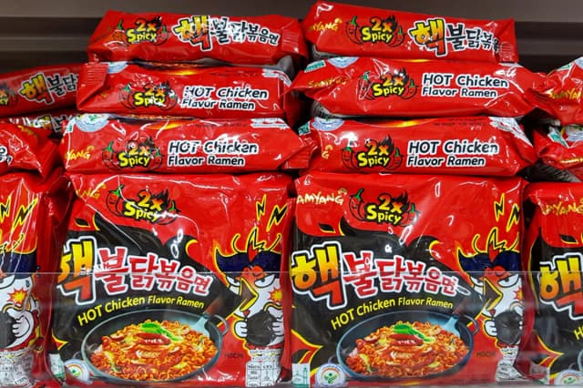 ブルダック<ruby ><rb>炒</rb><rt>いた</rt></ruby>め<ruby ><rb><span class="unknown" word="麺">麺</span></rb><rt>めん</rt></ruby>を<ruby ><rb>作</rb><rt>つく</rt></ruby>った<ruby ><rb><span class="jlpt-n4" word="女性">女性</span></rb><rt>じょせい</rt></ruby>、<span class="jlpt-n5" word="たくさん">たくさん</span>の<ruby ><rb><span class="jlpt-n3" word="お">お</span>金持</rb><rt>おかねも</rt></ruby>ちに<span class="jlpt-n5" word="なる">なる</span>