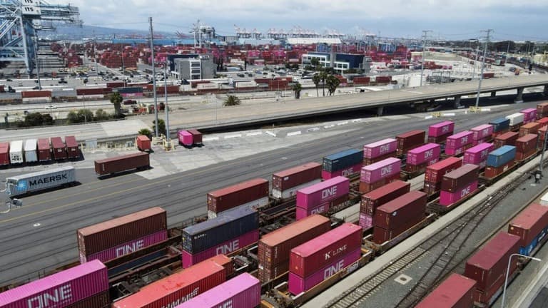 アメリカに中国からの船が来て、物が少なくなりそうです