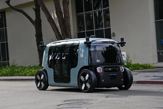 アマゾンのロボタクシー、<ruby ><rb><span class="jlpt-n4" word="事故">事故</span></rb><rt>じこ</rt></ruby>で270<ruby ><rb><span class="jlpt-n3" word="台">台</span></rb><rt>だい</rt></ruby>をなおす