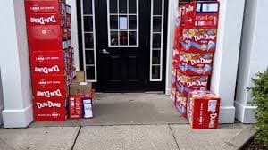 男の子がお母さんのスマホでたくさんのキャンディーを買ってしまいました