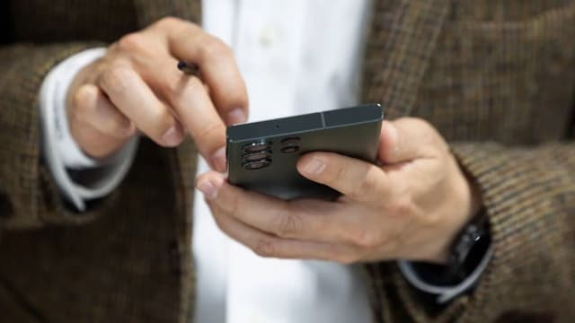 Google<span class="jlpt-n1" word="メッセージ">メッセージ</span>、<ruby ><rb><span class="jlpt-n1" word="詐欺">詐欺</span></rb><rt>さぎ</rt></ruby>メッセージを<ruby ><rb>見</rb><rt>み</rt></ruby>つけて<ruby ><rb><span class="jlpt-n3" word="警告">警告</span></rb><rt>けいこく</rt></ruby>