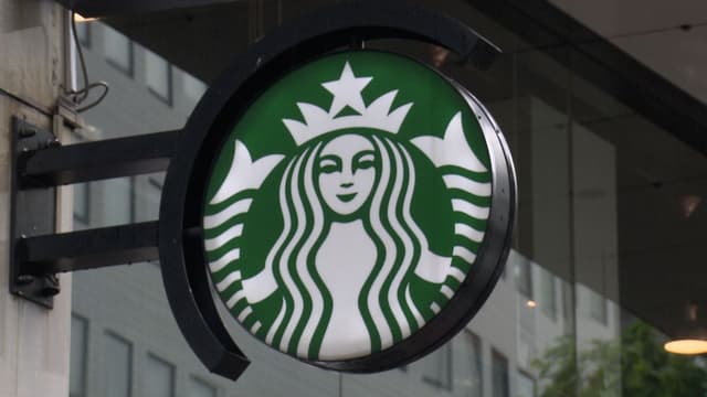 <span class="jlpt-n3" word="スター">スター</span>バックスのバリスタ　<ruby ><rb><span class="jlpt-n5" word="新しい">新</rb><rt>あたら</rt></ruby>しい</span>ふくのきまりで<span class="jlpt-n1" word="ストライキ">ストライキ</span>