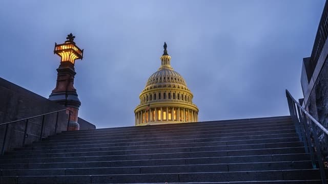 ムーディーズ、<span class="jlpt-n4" word="アメリカ">アメリカ</span>の<ruby ><rb><span class="jlpt-n3" word="評価">評価</span></rb><rt>ひょうか</rt></ruby>を<ruby ><rb><span class="jlpt-n4" word="下げる">下</rb><rt>さ</rt></ruby>げる</span>