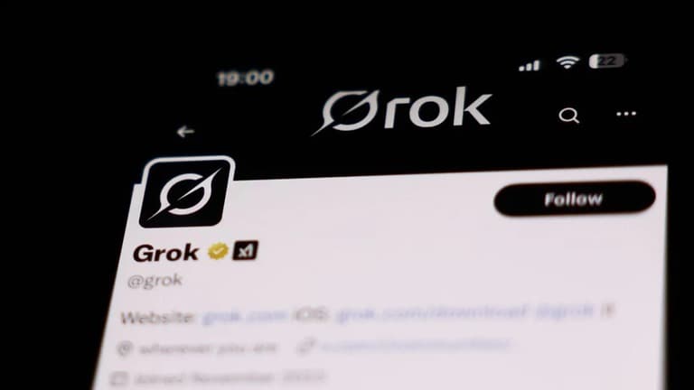 チャットボットが不適切な発言、不良社員が関与