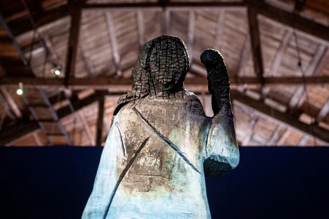 メラニア・<span class="jlpt-n3" word="トランプ">トランプ</span><span class="jlpt-n1" word="さん">さん</span>の<ruby ><rb><span class="jlpt-n1" word="像">像</span></rb><rt>ぞう</rt></ruby>がなくなりました