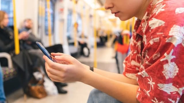 イギリスの<ruby ><rb><span class="jlpt-n5" word="電車">電車</span></rb><rt>でんしゃ</rt></ruby>で<ruby ><rb><span class="jlpt-n5" word="大きい">大</rb><rt>おお</rt></ruby>きい</span><ruby ><rb><span class="jlpt-n4" word="音">音</span></rb><rt>おと</rt></ruby>で<ruby ><rb><span class="jlpt-n5" word="音楽">音楽</span></rb><rt>おんがく</rt></ruby>を<ruby ><rb><span class="jlpt-n5" word="聞く">聞</rb><rt>き</rt></ruby>く</span><ruby ><rb><span class="jlpt-n5" word="人">人</span></rb><rt>ひと</rt></ruby>がふえています