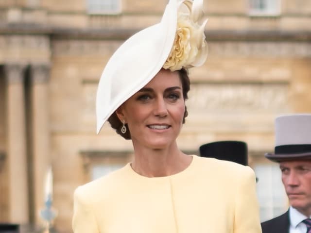 キャサリン<ruby ><rb><span class="unknown" word="妃">妃</span></rb><rt>ひ</rt></ruby>、<ruby ><rb><span class="unknown" word="結婚式">結婚式</span></rb><rt>けっこんしき</rt></ruby>のイヤリングでガーデン<span class="jlpt-n5" word="パーティー">パーティー</span>に<ruby ><rb><span class="jlpt-n3" word="出席">出席</span></rb><rt>しゅっせき</rt></ruby>