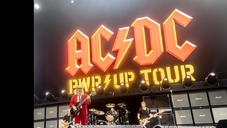 ロックバンドのコンサートの花火がうるさくて、住民がこまりました