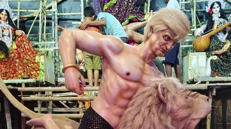 ヒンドゥー教の女神ドゥルガーがトランプ大統領を悪魔として倒す祭り