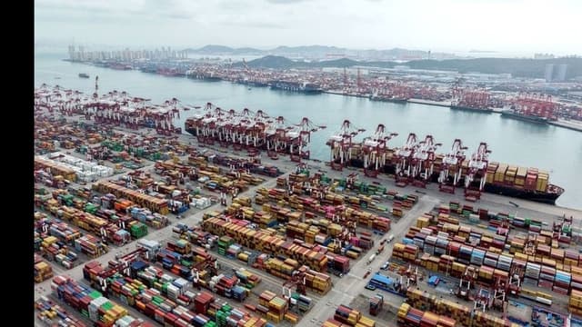 <ruby ><rb><span class="unknown" word="中国">中国</span></rb><rt>ちゅうごく</rt></ruby><span class="" word="と">と</span><ruby ><rb><span class="jlpt-n4" word="アメリカ">アメリカ</span></rb><rt>アメリカ</rt></ruby><span class="" word="、">、</span><ruby ><rb><span class="jlpt-n1" word="関税">関税</span></rb><rt>かんぜい</rt></ruby><span class="" word="で">で</span><span class="jlpt-n5" word="また">また</span><span class="" word="も">も</span><span class="" word="め">め</span><span class="" word="る">る</span>