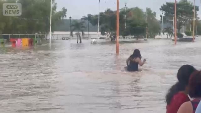 <span class="" word="メ">メ</span><span class="" word="キ">キ</span><span class="" word="シ">シ</span><span class="" word="コ">コ</span><span class="" word="で">で</span><ruby ><rb><span class="unknown" word="大雨">大雨</span></rb><rt>おおあめ</rt></ruby><span class="" word="　">　</span><span class="jlpt-n5" word="たくさん">たくさん</span><span class="" word="の">の</span><ruby ><rb><span class="jlpt-n5" word="人">人</span></rb><rt>ひと</rt></ruby><span class="" word="が">が</span><span class="" word="な">な</span><span class="" word="く">く</span><span class="" word="な">な</span><span class="" word="り">り</span><span class="" word="、">、</span><ruby ><rb><span class="jlpt-n5" word="家">家</span></rb><rt>いえ</rt></ruby><span class="" word="も">も</span><span class="" word="こ">こ</span><span class="" word="わ">わ</span><span class="" word="れ">れ</span><span class="" word="る">る</span>