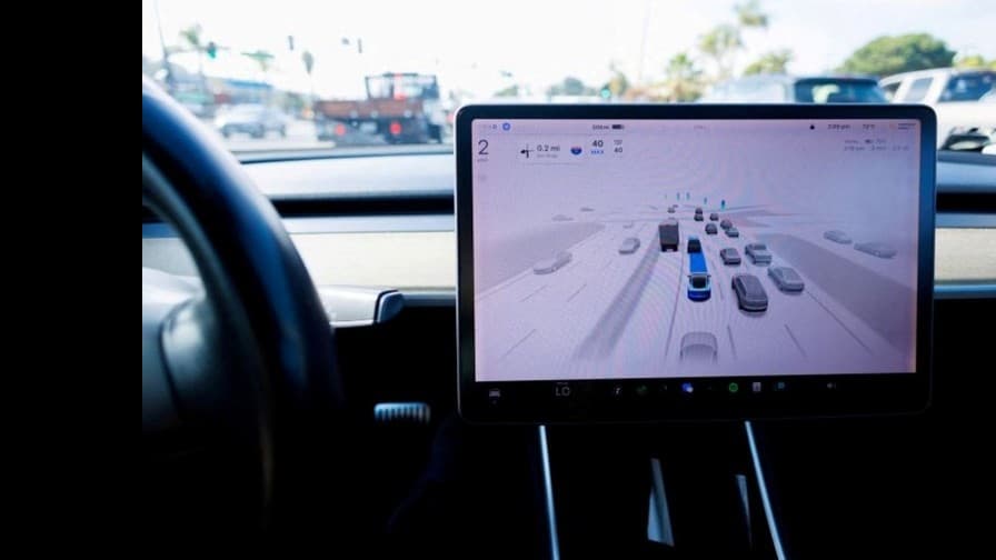 テスラの自動運転車、なぜ危険でも走っているのか