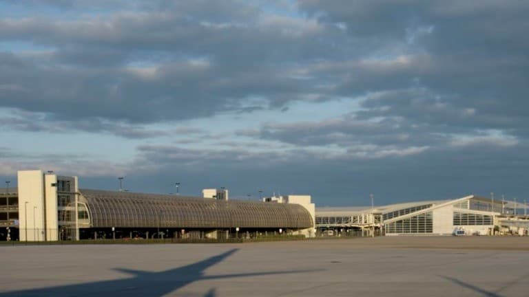 アメリカとカナダの空港で不正なアナウンスが流れる