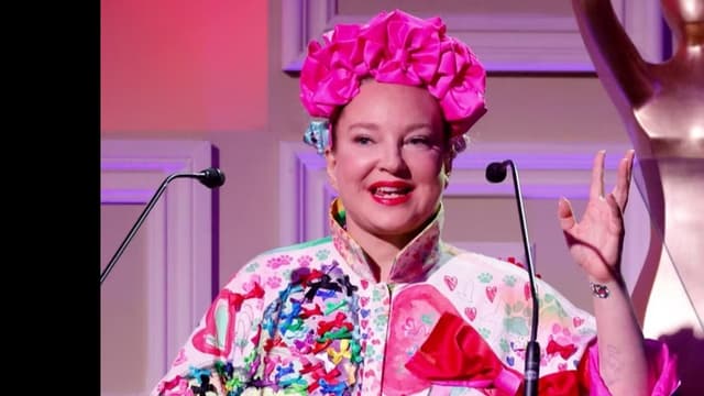 <ruby ><rb><span class="jlpt-n3" word="歌手">歌手</span></rb><rt>かしゅ</rt></ruby><span class="" word="シ">シ</span><span class="" word="ー">ー</span><span class="" word="ア">ア</span><span class="jlpt-n1" word="さん">さん</span><span class="" word="の">の</span><ruby ><rb><span class="unknown" word="元夫">元夫</span></rb><rt>もとおっと</rt></ruby><span class="" word="、">、</span><ruby ><rb><span class="jlpt-n5" word="毎月">毎月</span></rb><rt>まいつき</rt></ruby><span class="jlpt-n5" word="たくさん">たくさん</span><span class="" word="の">の</span><span class="" word="お">お</span><ruby ><rb><span class="" word="金">金</span></rb><rt>かね</rt></ruby><span class="" word="を">を</span><span class="" word="ほ">ほ</span><span class="" word="し">し</span><span class="" word="い">い</span><span class="" word="と">と</span><ruby ><rb><span class="" word="言">言</span></rb><rt>い</rt></ruby><span class="" word="う">う</span>