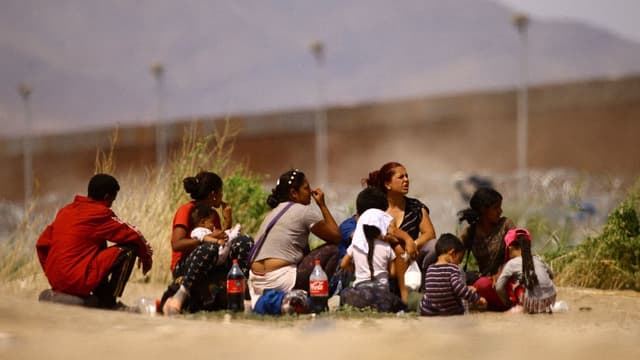 <span class="" word="ベ">ベ</span><span class="" word="ネ">ネ</span><span class="" word="ズ">ズ</span><span class="" word="エ">エ</span><span class="" word="ラ">ラ</span><span class="" word="の">の</span><ruby ><rb><span class="jlpt-n5" word="人">人</span></rb><rt>ひと</rt></ruby><span class="" word="た">た</span><span class="" word="ち">ち</span><span class="" word="、">、</span><span class="jlpt-n4" word="アメリカ">アメリカ</span><span class="" word="か">か</span><span class="" word="ら">ら</span><ruby ><rb><span class="" word="帰">帰</span></rb><rt>かえ</rt></ruby><span class="" word="る">る</span>