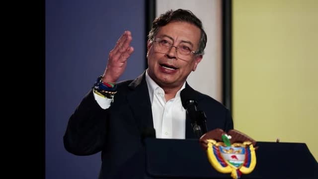 <span class="jlpt-n4" word="アメリカ">アメリカ</span><span class="" word="、">、</span><span class="" word="コ">コ</span><span class="" word="ロ">ロ</span><span class="" word="ン">ン</span><span class="" word="ビ">ビ</span><span class="" word="ア">ア</span><ruby ><rb><span class="jlpt-n3" word="大統領">大統領</span></rb><rt>だいとうりょう</rt></ruby><span class="" word="に">に</span><ruby ><rb><span class="jlpt-n1" word="制裁">制裁</span></rb><rt>せいさい</rt></ruby><span class="" word="を">を</span><span class="" word="す">す</span><span class="" word="る">る</span>