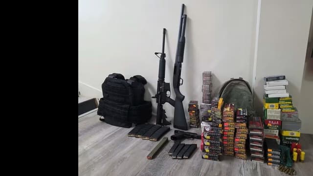 <span class="jlpt-n4" word="アメリカ">アメリカ</span><span class="" word="で">で</span><span class="" word="シ">シ</span><span class="" word="ナ">ナ</span><span class="" word="ゴ">ゴ</span><span class="" word="ー">ー</span><span class="" word="グ">グ</span><span class="" word="を">を</span><ruby ><rb><span class="jlpt-n1" word="脅迫">脅迫</span></rb><rt>きょうはく</rt></ruby><span class="" word="し">し</span><span class="" word="た">た</span><ruby ><rb><span class="jlpt-n5" word="男">男</span></rb><rt>おとこ</rt></ruby><span class="" word="が">が</span><ruby ><rb><span class="jlpt-n3" word="逮捕">逮捕</span></rb><rt>たいほ</rt></ruby><span class="" word="さ">さ</span><span class="" word="れ">れ</span><span class="" word="る">る</span>