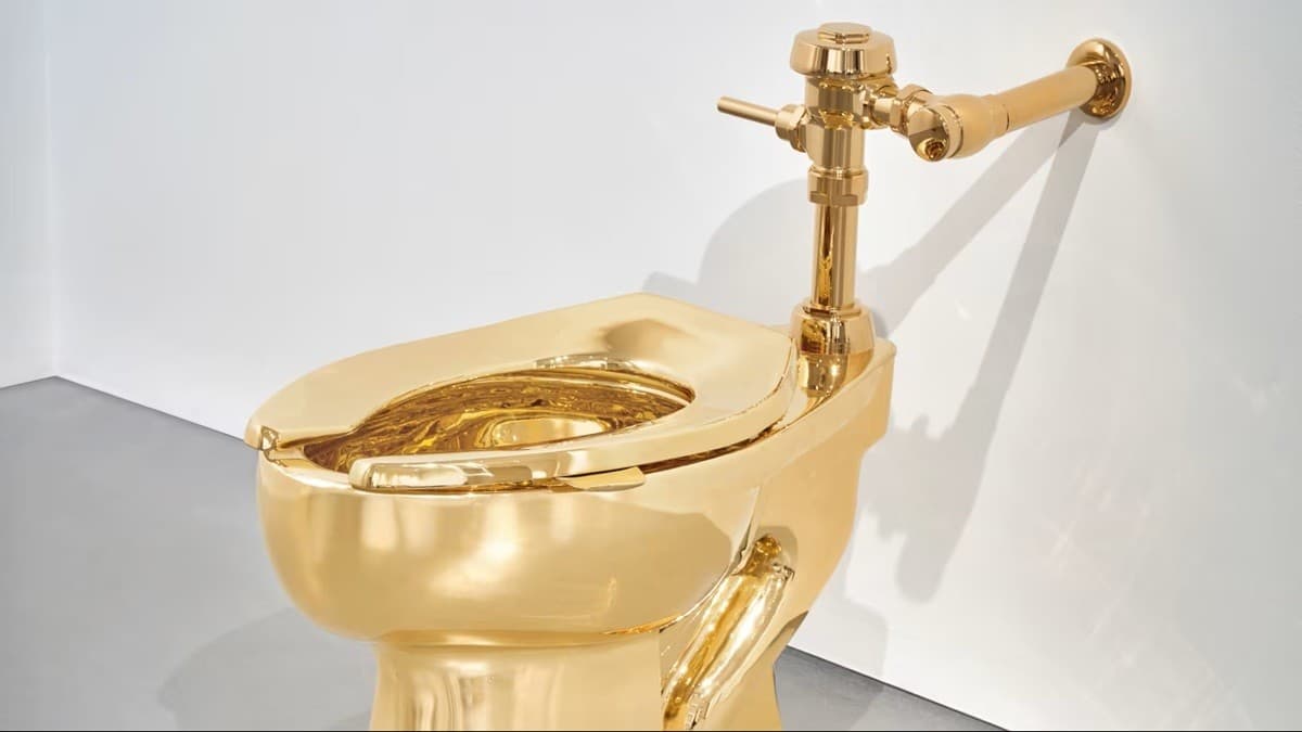 風刺芸術の象徴「金のトイレ」第2作、サザビーズで競売へ――芸術性と物質的価値をめぐって