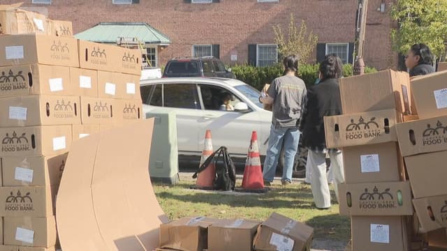 <span class="jlpt-n4" word="アメリカ">アメリカ</span><span class="" word="の">の</span><ruby ><rb><span class="jlpt-n3" word="政府">政府</span></rb><rt>せいふ</rt></ruby><span class="" word="が">が</span><ruby ><rb><span class="jlpt-n1" word="一部">一部</span></rb><rt>いちぶ</rt></ruby><span class="" word="し">し</span><span class="" word="ま">ま</span><span class="" word="っ">っ</span><span class="" word="て">て</span><span class="" word="、">、</span><ruby ><rb><span class="" word="食">食</span></rb><rt>た</rt></ruby><span class="" word="べ">べ</span><ruby ><rb><span class="" word="物">物</span></rb><rt>もの</rt></ruby><span class="" word="の">の</span><ruby ><rb><span class="" word="助">助</span></rb><rt>たす</rt></ruby><span class="" word="け">け</span><span class="" word="が">が</span><ruby ><rb><span class="jlpt-n3" word="大変">大変</span></rb><rt>たいへん</rt></ruby><span class="" word="に">に</span><span class="jlpt-n5" word="なる">なる</span>