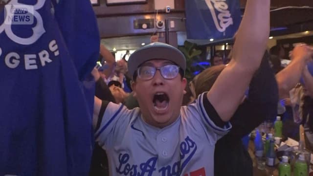 <span class="" word="ド">ド</span><span class="" word="ジ">ジ</span><span class="" word="ャ">ャ</span><span class="" word="ー">ー</span><span class="" word="ス">ス</span><span class="" word="が">が</span><ruby ><rb><span class="" word="ワ">ワ</span><span class="" word="ー">ー</span><span class="" word="ル">ル</span><span class="" word="ド">ド</span><span class="jlpt-n2" word="シリーズ">シリーズ</span></rb><rt>わーるどしりーず</rt></ruby><span class="" word="で">で</span><span class="" word="2">2</span><ruby ><rb><span class="jlpt-n5" word="年">年</span></rb><rt>ねん</rt></ruby><ruby ><rb><span class="jlpt-n3" word="連続">連続</span></rb><rt>れんぞく</rt></ruby><ruby ><rb><span class="jlpt-n3" word="優勝">優勝</span></rb><rt>ゆうしょう</rt></ruby><span class="" word="　">　</span><span class="" word="ロ">ロ</span><span class="" word="サ">サ</span><span class="" word="ン">ン</span><span class="" word="ゼ">ゼ</span><span class="" word="ル">ル</span><span class="" word="ス">ス</span><span class="" word="の">の</span><ruby ><rb><span class="jlpt-n5" word="人">人</span></rb><rt>ひと</rt></ruby><span class="" word="た">た</span><span class="" word="ち">ち</span><span class="" word="は">は</span><ruby ><rb><span class="unknown" word="大">大</span></rb><rt>おお</rt></ruby><span class="" word="よ">よ</span><span class="" word="ろ">ろ</span><span class="" word="こ">こ</span><span class="" word="び">び</span>