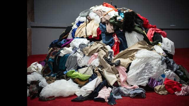 <span class="" word="や">や</span><span class="" word="す">す</span><span class="" word="い">い</span><span class="" word="ふ">ふ</span><span class="" word="く">く</span><span class="" word="の">の</span><ruby ><rb><span class="jlpt-n5" word="問題">問題</span></rb><rt>もんだい</rt></ruby>