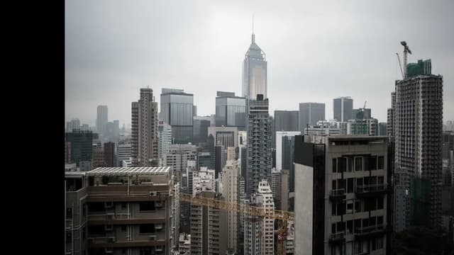 <ruby><rb><span class="jlpt-n4" word="世界">世界</span><span class="unknown" word="有数">有数</span></rb><rt>せかいゆうすう</rt></ruby><span class="" word="の">の</span><ruby><rb><span class="unknown" word="高額">高額</span></rb><rt>こうがく</rt></ruby><ruby><rb><span class="jlpt-n3" word="家賃">家賃</span></rb><rt>やちん</rt></ruby><span class="" word="で">で</span><ruby><rb><span class="" word="知">知</span></rb><rt>し</rt></ruby><span class="" word="ら">ら</span><span class="" word="れ">れ</span><span class="" word="る">る</span><ruby><rb><span class="unknown" word="香港">香港</span></rb><rt>ほんこん</rt></ruby><span class="" word="、">、</span><span class="" word="「">「</span><ruby><rb><span class="jlpt-n4" word="事故">事故</span><span class="unknown" word="物件">物件</span></rb><rt>じこぶっけん</rt></ruby><span class="" word="」">」</span><span class="" word="に">に</span><ruby><rb><span class="unknown" word="商機">商機</span></rb><rt>しょうき</rt></ruby><span class="" word="を">を</span><span class="" word="み">み</span><span class="" word="い">い</span><span class="" word="だ">だ</span><span class="" word="す">す</span><ruby><rb><span class="jlpt-n1" word="投資">投資</span><span class="" word="家">家</span></rb><rt>とうしか</rt></ruby>