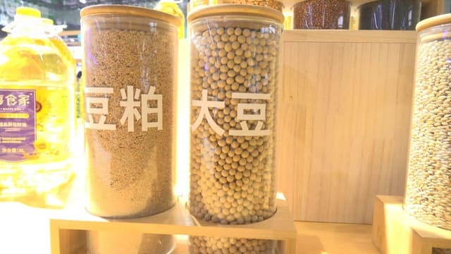 <ruby ><rb><span class="unknown" word="中国">中国</span></rb><rt>ちゅうごく</rt></ruby><span class="" word="が">が</span><span class="jlpt-n4" word="アメリカ">アメリカ</span><span class="" word="の">の</span><ruby ><rb><span class="unknown" word="大豆">大豆</span></rb><rt>だいず</rt></ruby><span class="" word="を">を</span><span class="jlpt-n5" word="また">また</span><ruby ><rb><span class="" word="買">買</span></rb><rt>か</rt></ruby><span class="" word="い">い</span><span class="" word="ま">ま</span><span class="" word="す">す</span>