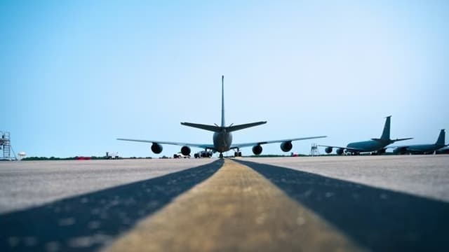 <span class="jlpt-n4" word="アメリカ">アメリカ</span><span class="" word="の">の</span><ruby ><rb><span class="jlpt-n2" word="基地">基地</span></rb><rt>きち</rt></ruby><span class="" word="に">に</span><span class="" word="あ">あ</span><span class="" word="や">や</span><span class="" word="し">し</span><span class="" word="い">い</span><span class="jlpt-n5" word="白い">白い</span><span class="" word="こ">こ</span><span class="" word="な">な</span><span class="" word="が">が</span><ruby ><rb><span class="" word="入">入</span></rb><rt>はい</rt></ruby><span class="" word="っ">っ</span><span class="" word="た">た</span><span class="" word="に">に</span><span class="" word="も">も</span><span class="" word="つ">つ</span>