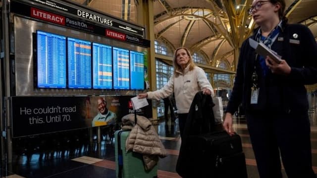 <span class="jlpt-n4" word="アメリカ">アメリカ</span><span class="" word="の">の</span><span class="" word="ひ">ひ</span><span class="" word="こ">こ</span><span class="" word="う">う</span><span class="" word="き">き</span><span class="" word="、">、</span><span class="jlpt-n5" word="たくさん">たくさん</span><span class="" word="の">の</span><ruby ><rb><span class="jlpt-n3" word="便">便</span></rb><rt>びん</rt></ruby><span class="" word="が">が</span><span class="" word="と">と</span><span class="" word="ま">ま</span><span class="" word="る">る</span>