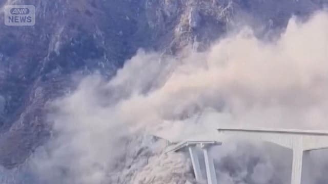 <ruby ><rb><span class="unknown" word="中国">中国</span></rb><rt>ちゅうごく</rt></ruby><span class="" word="の">の</span><ruby ><rb><span class="unknown" word="四川">四川</span></rb><rt>しせん</rt></ruby><span class="" word="で">で</span><ruby ><rb><span class="jlpt-n5" word="山">山</span></rb><rt>やま</rt></ruby><span class="" word="が">が</span><span class="" word="す">す</span><span class="" word="べ">べ</span><span class="" word="っ">っ</span><span class="" word="て">て</span><ruby ><rb><span class="jlpt-n5" word="橋">橋</span></rb><rt>はし</rt></ruby><span class="" word="が">が</span><span class="" word="お">お</span><span class="" word="ち">ち</span><span class="" word="る">る</span>