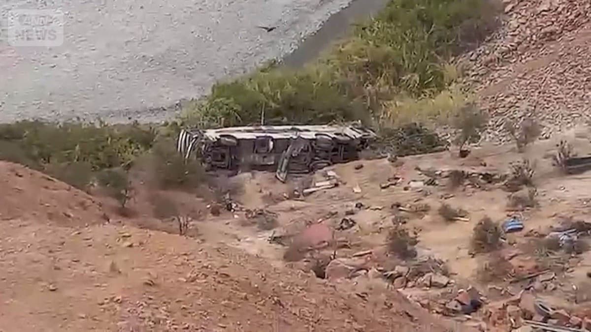 ペルーでバスが落ちて37人が死にました
