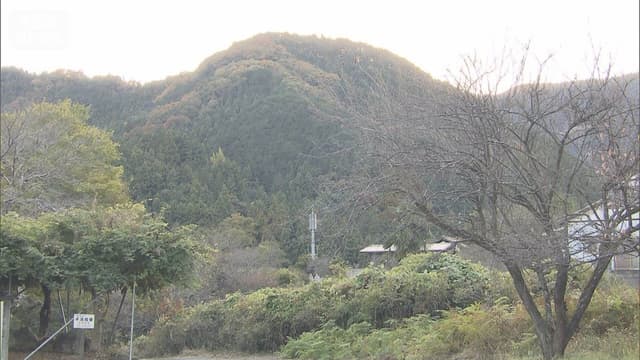 <span class="" word="ク">ク</span><span class="" word="マ">マ</span><span class="" word="が">が</span><ruby ><rb><span class="jlpt-n5" word="男">男</span></rb><rt>おとこ</rt></ruby><span class="" word="の">の</span><ruby ><rb><span class="jlpt-n5" word="人">人</span></rb><rt>ひと</rt></ruby><span class="" word="を">を</span><span class="" word="お">お</span><span class="" word="そ">そ</span><span class="" word="う">う</span>