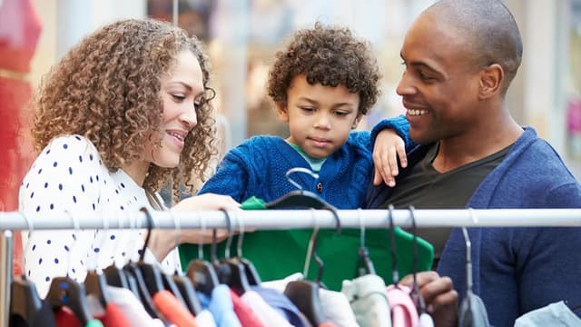 <ruby ><rb><span class="jlpt-n5" word="家族">家族</span></rb><rt>かぞく</rt></ruby><ruby ><rb><span class="jlpt-n3" word="経営">経営</span></rb><rt>けいえい</rt></ruby><ruby ><rb><span class="jlpt-n3" word="企業">企業</span></rb><rt>きぎょう</rt></ruby><span class="" word="が">が</span><ruby ><rb><span class="" word="依">依</span><span class="" word="然">然</span></rb><rt>いぜん</rt></ruby><span class="" word="と">と</span><span class="" word="し">し</span><span class="" word="て">て</span><ruby ><rb><span class="jlpt-n4" word="経済">経済</span></rb><rt>けいざい</rt></ruby><ruby ><rb><span class="jlpt-n2" word="基盤">基盤</span></rb><rt>きばん</rt></ruby><span class="" word="と">と</span><span class="" word="し">し</span><span class="" word="て">て</span><ruby ><rb><span class="jlpt-n3" word="機能">機能</span></rb><rt>きのう</rt></ruby><span class="" word="し">し</span><ruby ><rb><span class="" word="続">続</span></rb><rt>つづ</rt></ruby><span class="" word="け">け</span><span class="" word="る">る</span><ruby ><rb><span class="jlpt-n1" word="本質">本質</span><span class="jlpt-n1" word="的">的</span></rb><rt>ほんしつてき</rt></ruby><ruby ><rb><span class="jlpt-n4" word="理由">理由</span></rb><rt>りゆう</rt></ruby>