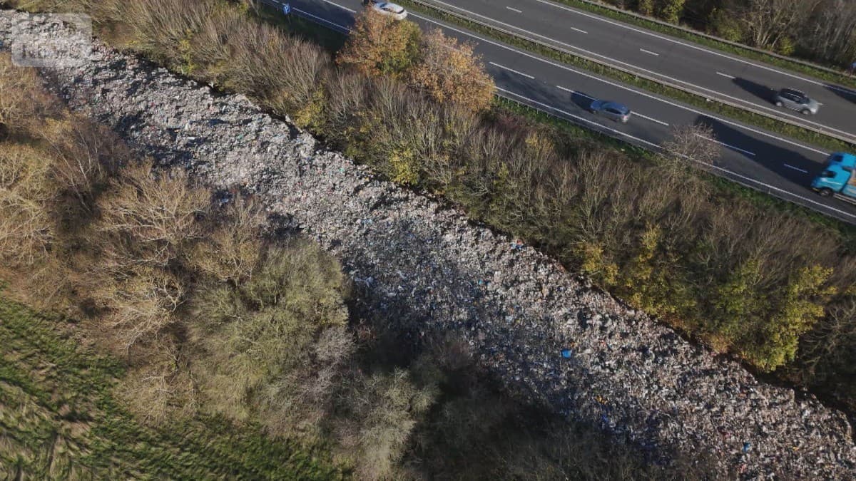 イギリスの川のそばにたくさんのごみがすてられました