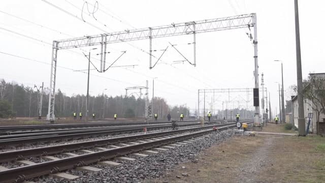 <span class="" word="ポ">ポ</span><span class="" word="ー">ー</span><span class="" word="ラ">ラ</span><span class="" word="ン">ン</span><span class="" word="ド">ド</span><span class="" word="、">、</span><ruby ><rb><span class="jlpt-n2" word="線路">線路</span></rb><rt>せんろ</rt></ruby><span class="" word="を">を</span><ruby ><rb><span class="" word="守">守</span></rb><rt>まも</rt></ruby><span class="" word="る">る</span><span class="" word="た">た</span><span class="" word="め">め</span><span class="" word="に">に</span><span class="" word="1">1</span><ruby ><rb><span class="jlpt-n5" word="万">万</span><span class="jlpt-n5" word="人">人</span></rb><rt>まんにん</rt></ruby><span class="" word="の">の</span><ruby ><rb><span class="jlpt-n1" word="兵士">兵士</span></rb><rt>へいし</rt></ruby><span class="" word="を">を</span><ruby ><rb><span class="" word="出">出</span></rb><rt>だ</rt></ruby><span class="" word="し">し</span><span class="" word="ま">ま</span><span class="" word="す">す</span>