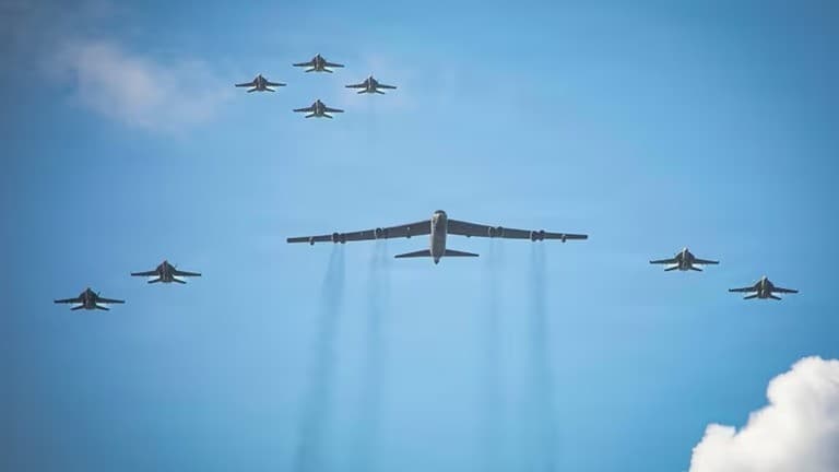 米軍、ベネズエラ周辺における大規模攻撃演習を実施――テロ組織指定を巡る軍事的圧力の高まり