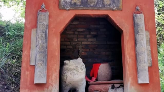 <ruby ><rb><span class="unknown" word="四川">四川</span><span class="unknown" word="省">省</span></rb><rt>しせんしょう</rt></ruby><ruby ><rb><span class="jlpt-n1" word="山岳">山岳</span><span class="jlpt-n2" word="地帯">地帯</span></rb><rt>さんがくちたい</rt></ruby><span class="" word="に">に</span><ruby ><rb><span class="" word="佇">佇</span></rb><rt>たたず</rt></ruby><span class="" word="む">む</span><ruby ><rb><span class="unknown" word="異色">異色</span></rb><rt>いしょく</rt></ruby><span class="" word="の">の</span><ruby ><rb><span class="unknown" word="廟">廟</span></rb><rt>びょう</rt></ruby><span class="" word="―">―</span><span class="" word="―">―</span><ruby ><rb><span class="unknown" word="神仏">神仏</span></rb><rt>しんぶつ</rt></ruby><span class="" word="に">に</span><ruby ><rb><span class="" word="代">代</span></rb><rt>か</rt></ruby><span class="" word="わ">わ</span><span class="" word="り">り</span><ruby ><rb><span class="jlpt-n5" word="猫">猫</span></rb><rt>ねこ</rt></ruby><span class="" word="・">・</span><ruby ><rb><span class="jlpt-n5" word="犬">犬</span></rb><rt>いぬ</rt></ruby><span class="" word="が">が</span><ruby ><rb><span class="" word="祀">祀</span></rb><rt>まつ</rt></ruby><span class="" word="ら">ら</span><span class="" word="れ">れ</span><span class="" word="る">る</span><ruby ><rb><span class="jlpt-n3" word="信仰">信仰</span></rb><rt>しんこう</rt></ruby><span class="" word="の">の</span><ruby ><rb><span class="jlpt-n1" word="背景">背景</span></rb><rt>はいけい</rt></ruby><span class="" word="と">と</span><span class="" word="は">は</span>